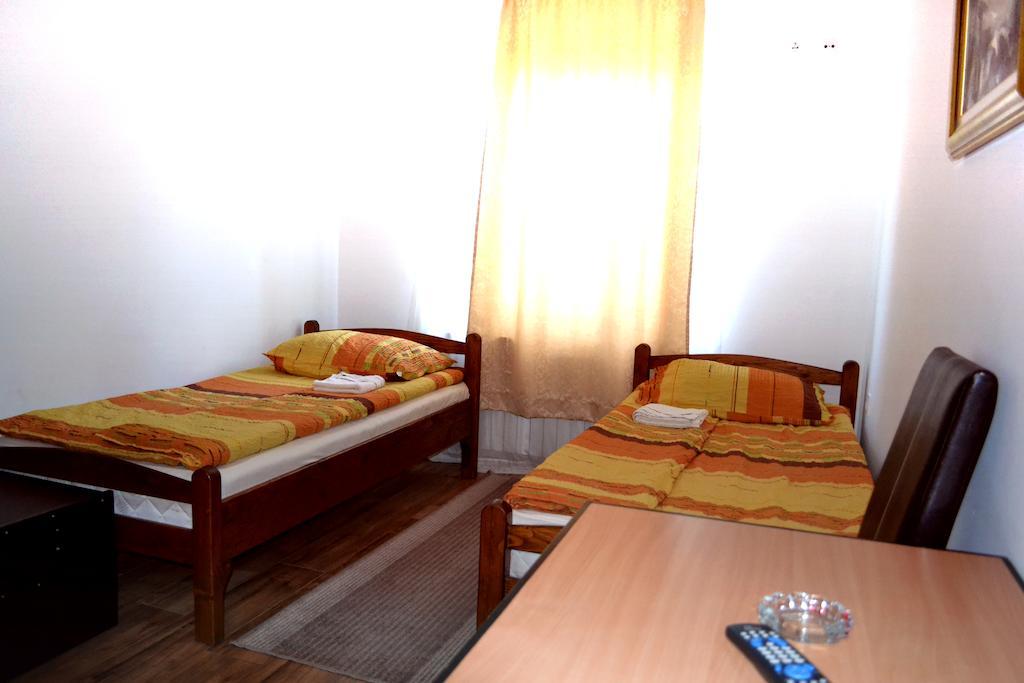 Hostel S Novi Sad Ruang foto